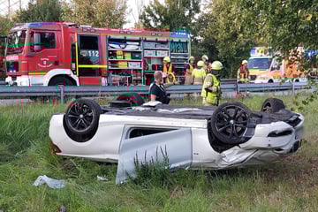 BMW überschlägt sich: Fahrer haut einfach ab und lässt verletztes Kind zurück