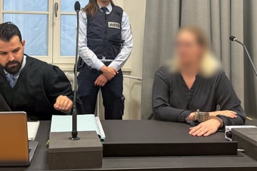 Halsschlagader durchtrennt und Leiche im Hochbeet versteckt: 36-Jährige vor Gericht!