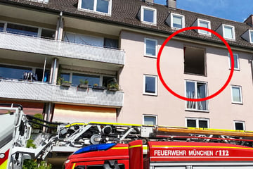 München: Verpuffung reißt Fensterfront aus Mehrfamilienhaus! Feuerwehr muss in München ran