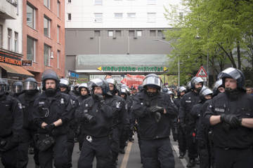 Berlin: Polizist stieß Mann bei Mai-Demo brutal zu Boden: Fall beschäftigt die Justiz weiter