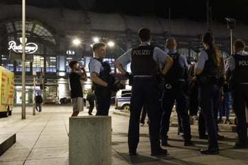 Dresden: Polizeieinsatz vor Dresdner Hauptbahnhof: Mindestens eine Person verletzt!