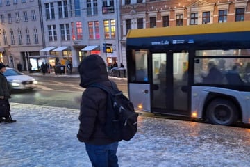 Versuchter Totschlag an Leipziger Haltestelle: Wer hat den brutalen Angriff beobachtet?