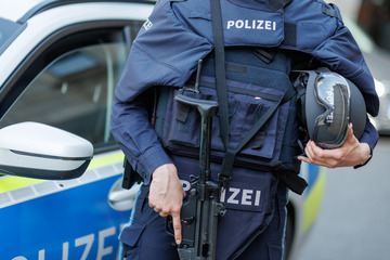 Rentner bedroht Bekannten mit Waffe und verschanzt sich: Polizei rückt mit Spezialkräften an