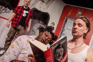 Dresden: Comödie Dresden: "Familie Braun" will mit bissiger Nazi-Satire überzeugen
