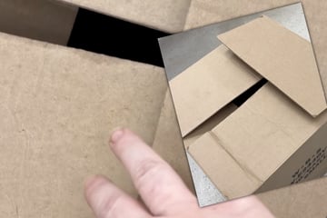 Frau sieht, wie Karton entsorgt wird: Als ihr Gefühl ihr sagt, sie soll hineinblicken, krampft ihr Herz zusammen