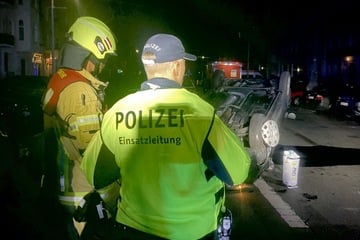 Berlin: Unfall in Charlottenburg: Auto überschlägt sich, Frau schwer verletzt