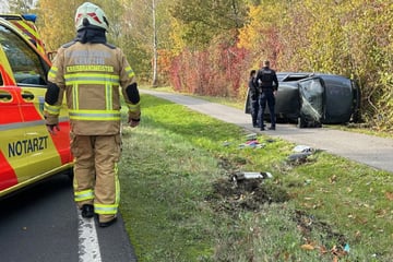 Schwerer Unfall bei Leipzig: Auto überschlägt sich und bleibt auf Radweg liegen