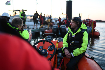 North Sea Work: Greenpeace activists protest outside Borkum