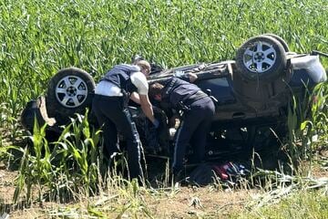 Kein Gurt, zu schnell, wohl betrunken: 21-Jähriger fliegt bei Unfall aus Auto