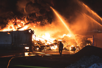 Brand einer Lagerhalle im Saale-Orla-Kreis: Eine halbe Million Euro Schaden