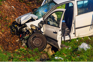 Heftiger Unfall: Renault kommt auf Gegenfahrbahn, Fiat-Fahrer kann nicht mehr ausweichen