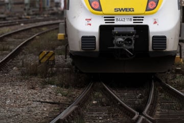 Stuttgart: Kurz bevor Bahn einfährt: Mutiger Helfer zieht Rollstuhlfahrer aus Gleisbett