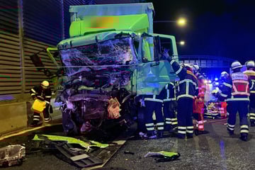 Unfall A7: Lastwagen krachen auf A7 ineinander! Fahrer schwebt in Lebensgefahr