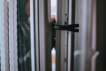 Tagsüber in Wohnung eingebrochen: Einbrecher plündern Spardosen der Kinder