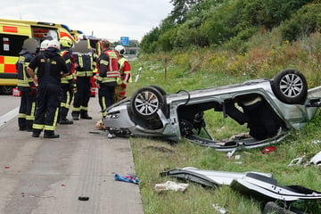 Unfall A4: Schlimmer Unfall auf A4: Lkw prallt auf Standstreifen in VW - zwei Personen schwer verletzt