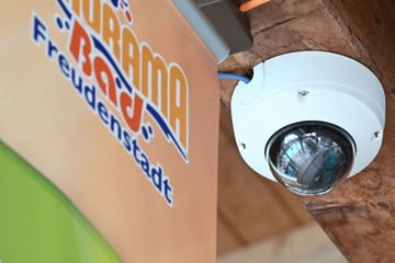 Sehr viele Kinder, wenig Kleidung: Videoüberwachung im Freibad mit strengen Regeln