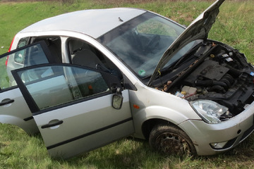 Unfall A14: Crash auf der A14: Ford kommt von Fahrbahn ab und überschlägt sich