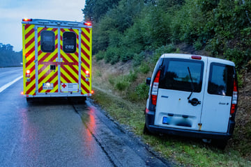 Unfall A5: Fiat kommt von A5 ab und landet im Graben: Arzt kann nur noch Tod des Fahrers (†64) feststellen