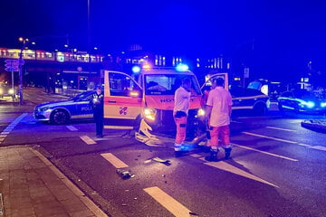 Schwerer Kreuzungs-Crash: Notarztwagen kracht in Auto, sechs Verletzte