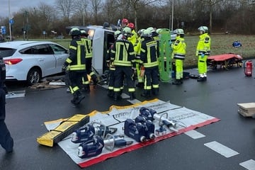 Auto schleudert gegen Ampelmast: Opfer muss durch die Frontscheibe gezogen werden