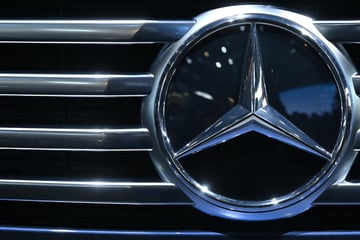 Feuer in Erfurter Innenstadt: Mercedes brennt komplett aus