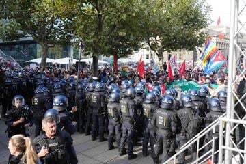 Stuttgart: Pfefferspray-Einsatz bei Demo in Stuttgart: Vermummter Mann betritt die Bühne