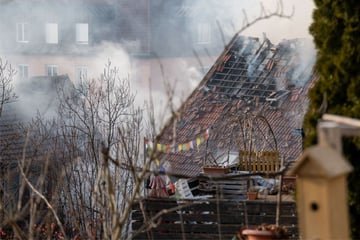 Mehrfamilienhaus in Flammen: Acht teils schwer Verletzte