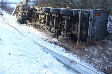 Unfall A14: Lkw kippt auf der A14 in Straßengraben: Brummi-Fahrer muss ins Krankenhaus