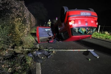 VW überschlägt sich in Solingen: Polizei ermittelt wegen Alkoholgeruchs
