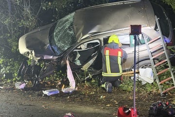 Berlin: Heftiger Crash in Gatow: Frau kracht mit Auto gegen Baum - Lebensgefahr!