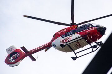 Mann stürzt von Löschfahrzeug: Schwerverletzter in Klinik geflogen