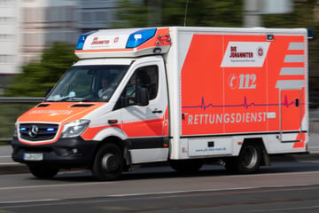 Heftiger Unfall auf Landstraße: Auto und Motorrad kollidieren, Biker schwer verletzt