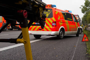 Sattelzug kracht auf A61 in Stauende: Eingeklemmter Fahrer stirbt an Unfallstelle