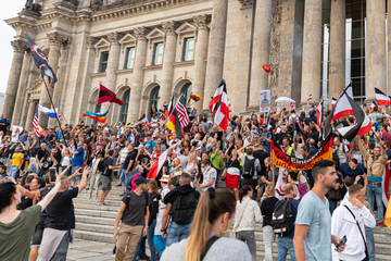 Bei Krawallen vorm Reichstag mitgemischt? 49-Jähriger sitzt auf der Anklagebank