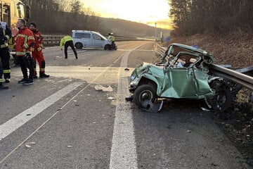 Horror-Crash auf A73: Feuerwehr schneidet Schwerverletzten aus gurtlosem Oldtimer