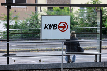 Köln: Mann wartet auf Straßenbahn und wird brutal mit Baseballschläger niedergeknüppelt!