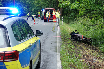 Motorradfahrerin westlich von Dresden schwer verletzt: Autofahrerin unter Schock