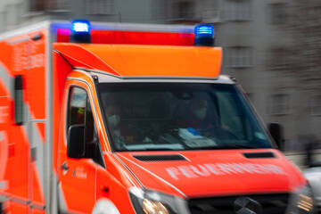 Berlin: Motorrad-Fahrer (†57) nach fatalem Überholmanöver im Krankenhaus gestorben
