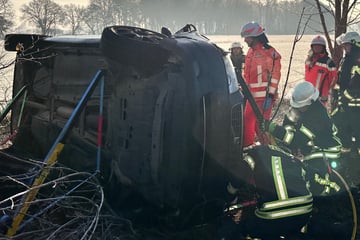 Unfall A1: Frau in Auto eingeklemmt: Rettung stellt Feuerwehr vor Herausforderung