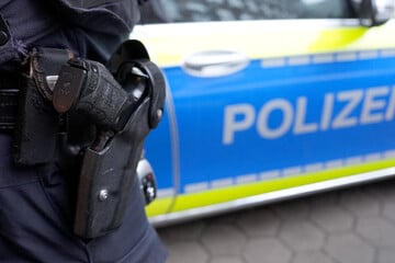 Messer gezückt und Rucksack geraubt: Polizei sucht Zeugen von Überfall auf Frau