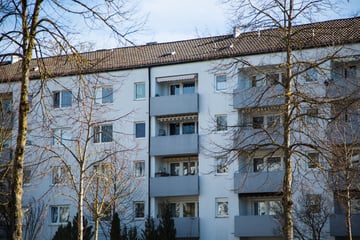 Frau stürzt nach Streit mit Freund von Balkon und fällt neun Meter tief: Anwohner schlagen Alarm