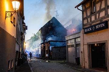 Großbrand in Baden-Württemberg: Zwei Häuser eingestürzt, Feuerwehrleute verletzt