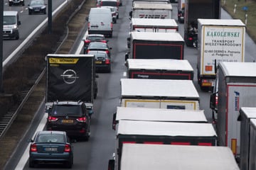 Unfall A: Dicker Stau nach Unfall auf A10: Bereich ist zu meiden