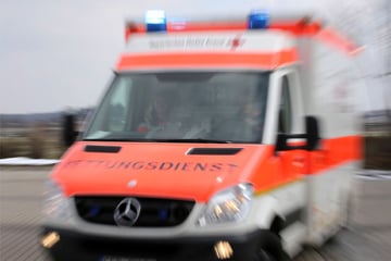 Junge (8) bei Unfall schwer verletzt: Vater geht auf Autofahrer los