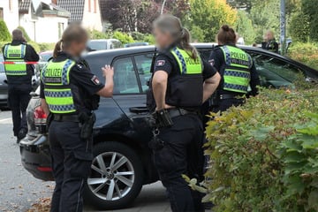 Autofahrer rast bei Verkehrskontrolle auf Polizistin zu: Insassen auf der Flucht