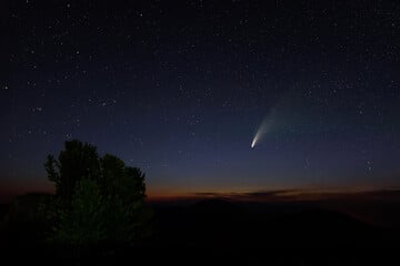 Asteroiden & Meteoriten: Heller Komet über Deutschland deutlich am Himmel zu sehen