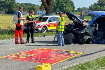 Frontalcrash mit zwei Verletzten: Anwohner kümmern sich um durstige Rettungskräfte