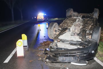 Suff-Fahrt endet im Krankenhaus: Ford landet auf dem Dach, Mann schwer verletzt