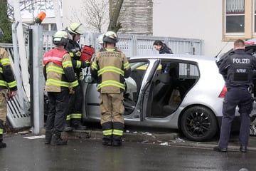Ohne Kennzeichen unterwegs: 18-Jähriger rast vor Polizei davon und verunglückt schwer