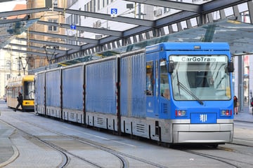 Dresden: Jahrzehnte prägten Straßenbahnzüge das Stadtbild: Hier fährt die Cargo-Tram zur Verschrottung